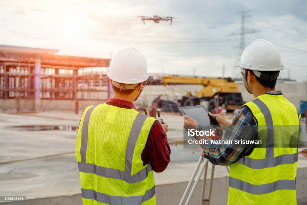 Drone, operado por el trabajador de la construcción. - Foto de stock de Dron libre de derechos
