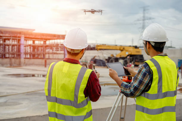 drone, operado por el trabajador de la construcción. - dron fotos fotografías e imágenes de stock