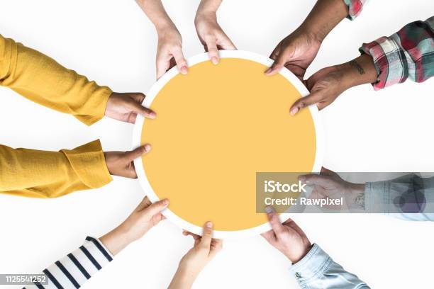 Diverse Hände Unterstützen Eine Leere Gelbe Runde Board Stockfoto und mehr Bilder von Zusammenarbeit
