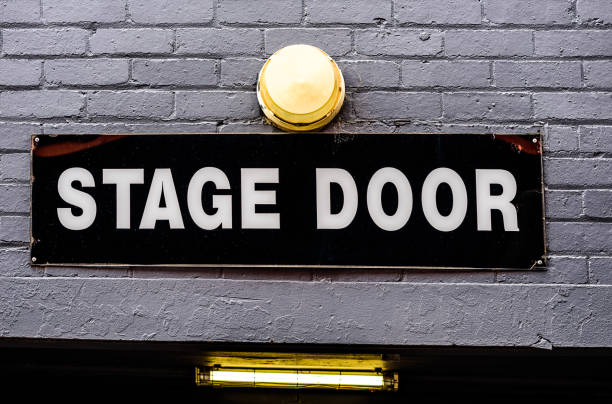 stage door - teatro de pantomima británico fotografías e imágenes de stock
