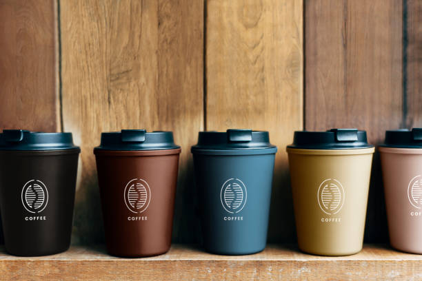 再利用可能なコーヒーマグモックアップの選択 - coffee take out food cup paper ストックフォトと画像