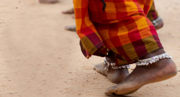 pies descalzos sucios de bailarina tribal en sari con tobillera en danza tribal plantean postura sobre terreno - caste system fotografías e imágenes de stock