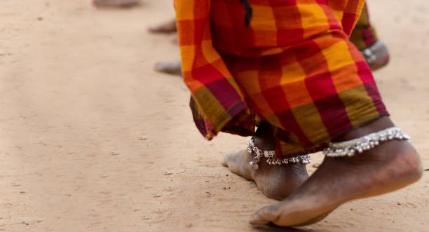 sporchi piedi nudi di ballerina tribale in saree con cavigliera in posizione di posa danza tribale a terra - casita foto e immagini stock