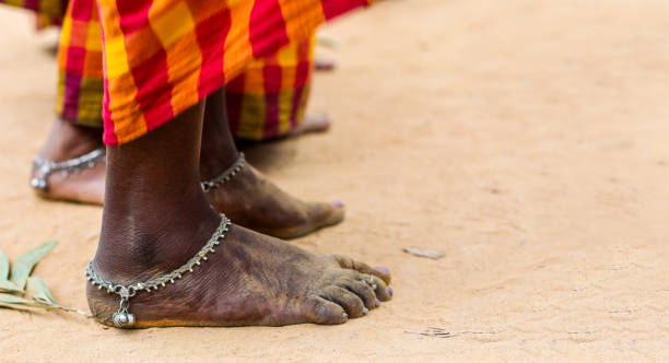 pies descalzos sucios de bailarina tribal en sari con tobillera en danza tribal plantean postura sobre terreno - caste system fotografías e imágenes de stock