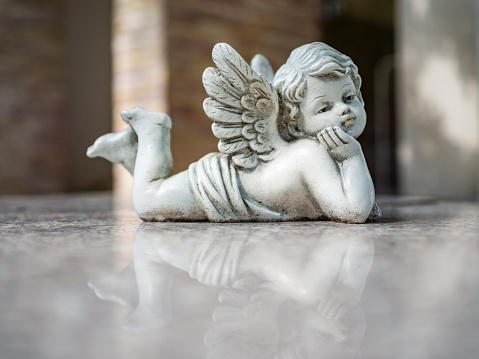 Cerca de filtro vintage en la escultura de Cupido photo
