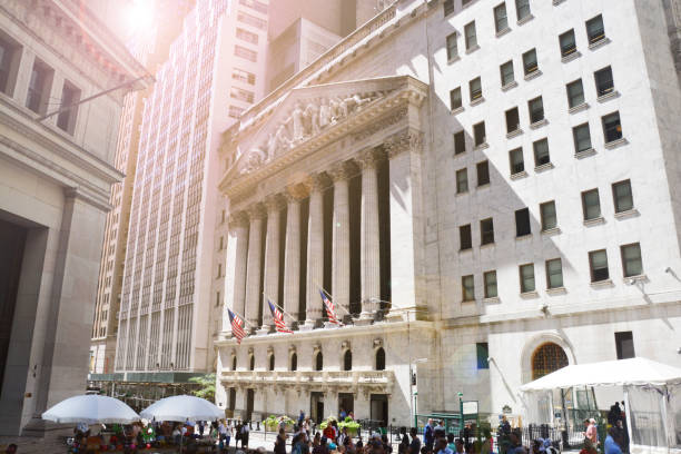 ニューヨーク市、有名なウォール街、日光、米国の下で建物の歴史的な証券取引所 - wall street ストックフォトと画像