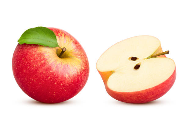 mela succosa rossa isolata su sfondo bianco, percorso di ritaglio, piena profondità di campo - half full apple green fruit foto e immagini stock