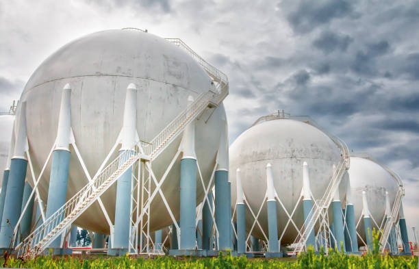 pojemniki na gaz w rafinerii - liquid natural gas zdjęcia i obrazy z banku zdjęć