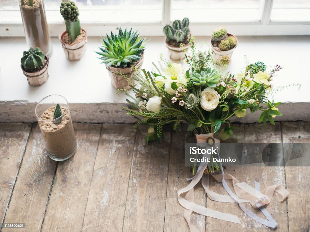 Foto de Bouquet De Noiva Com Cactos Suculentas E Outras Plantas No Piso De  Madeira e mais fotos de stock de Amor - iStock