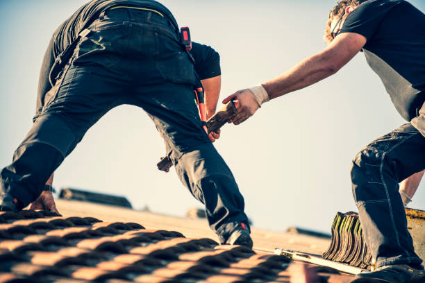 dachdecker bei der arbeit - dachdecker stock-fotos und bilder