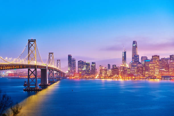 san francisco skyline bei sonnenuntergang, kalifornien, usa - san francisco county golden gate bridge bridge tower stock-fotos und bilder