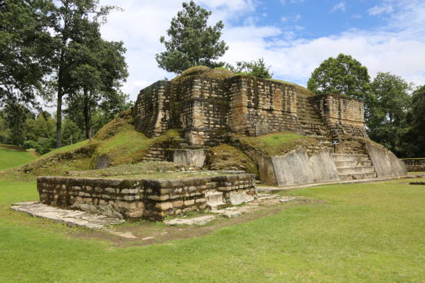 sitio arqueológico de iximche tecpan, guatemala - iximche fotografías e imágenes de stock