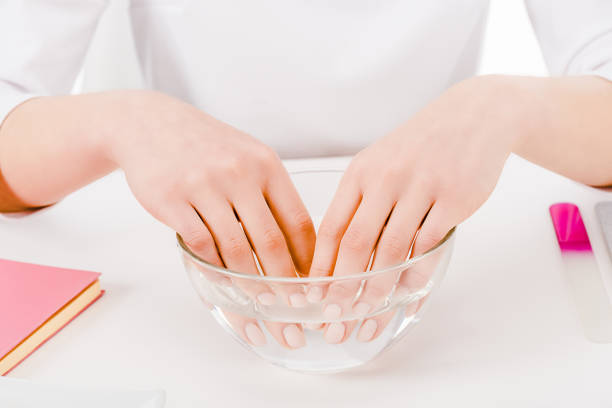 vista parziale della donna che tiene le dita nel bagno della mano - water lime foto e immagini stock