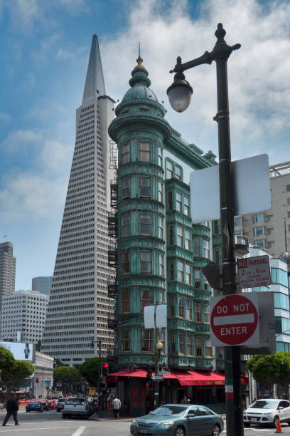 san francisco, ca / usa: der columbus-turm und die transamerica pyramid im bankenviertel - columbus tower stock-fotos und bilder