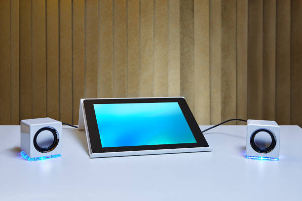dwa głośniki z podświetleniem led są podłączone do tabletu. - multimedia digital tablet information medium small zdjęcia i obrazy z banku zdjęć