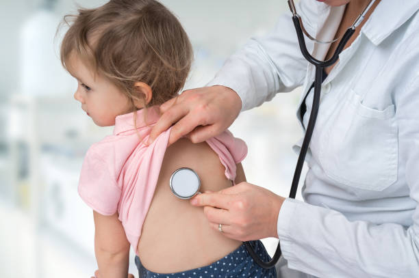 medico pediatra che esamina una bambina con stetoscopio - human heart human lung healthcare and medicine doctor foto e immagini stock