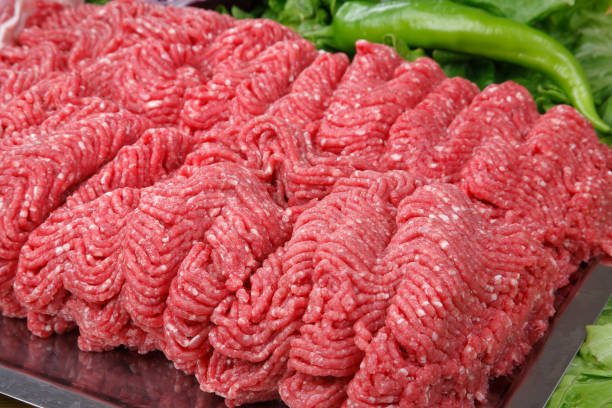 uncooked ground beef steak - pink pepper fotos imagens e fotografias de stock