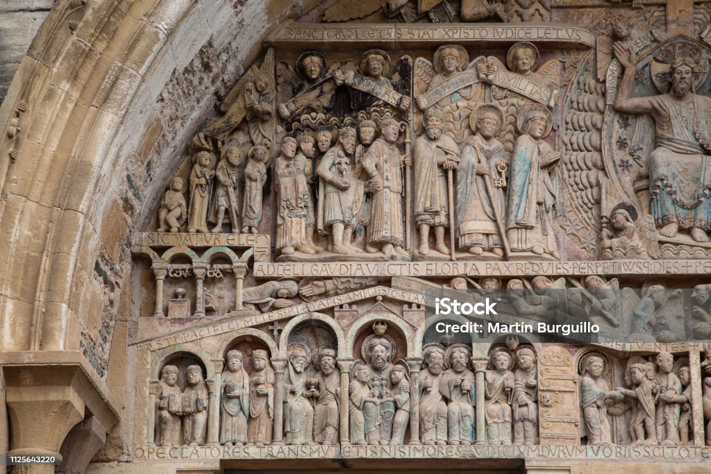 Fragmento Del Timpano De La Iglesia Abacial De Santa Fe De Conques Francia Foto de stock y más banco de imágenes de Conques - iStock Fragmento Del Timpano De La Iglesia Abacial De Santa Fe De Conques Francia Foto de stock y más banco de imágenes de Conques - iStock