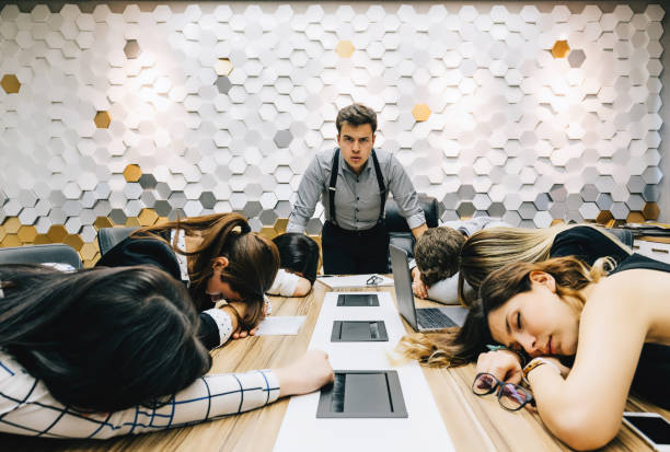 uomini d'affari che dormono nella sala conferenze alla riunione - dormire troppo foto e immagini stock