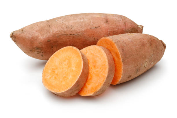 patate douce avec des tranches - healthy eating orange ingredient raw photos et images de collection