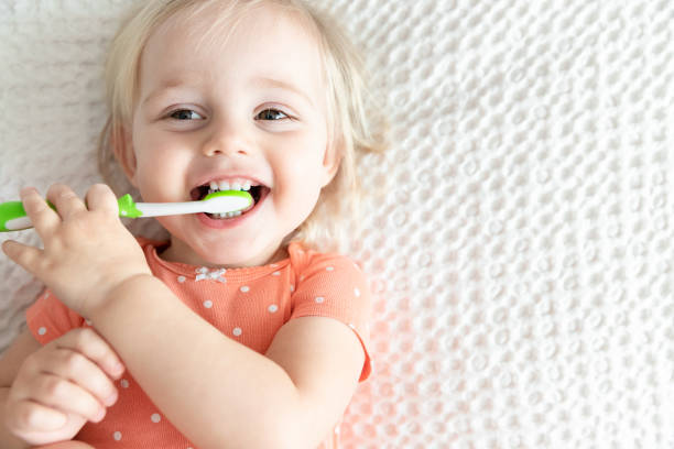 carino bambino felice lavarsi i denti e sorridere. copia spazio - healthy lifestyle toothbrush caucasian one person foto e immagini stock