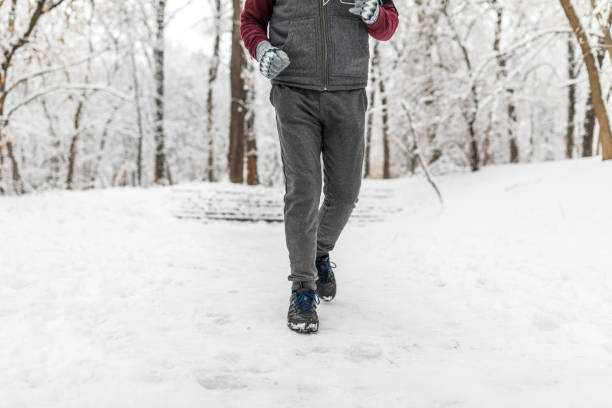 senior hombre corriendo en la nieve - fresh snow audio fotografías e imágenes de stock