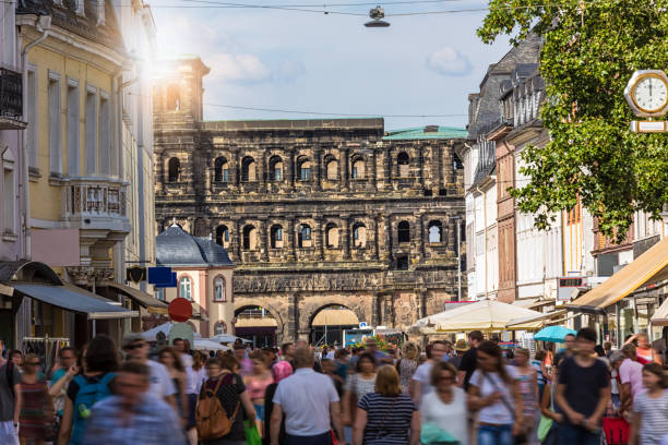 ciudad trier con porta nigra en el fondo, la gente se difuminan - trier fotografías e imágenes de stock