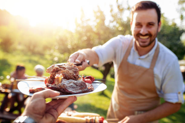 buona famiglia che pranza alla festa estiva in giardino - food people close up outdoors foto e immagini stock