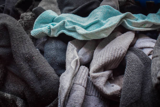a pile of single, unmatched socks. - pilha roupa velha imagens e fotografias de stock