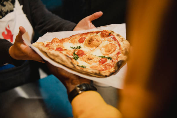 kupowanie żywności festiwalowej - pizza one person service human hand zdjęcia i obrazy z banku zdjęć