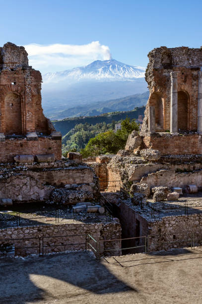 vulcão etna na sicília vista pelas ruínas do antigo anfiteatro em taormina - sicily taormina mt etna italy - fotografias e filmes do acervo