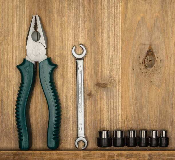 Top view of different type of constructive tools with copy space on wooden background. Construction instruments and car tools. Home tool kit. Everyday instruments. Work stuff. Mend and repair. vista superior de diferentes tipos de herramientas constructivas con espacio de copia sobre fondo de madera. construcción de instrumentos y herramientas de coche. kit de herramientas de inicio. instrumentos todos los días. materia de trabajo. reparar y r