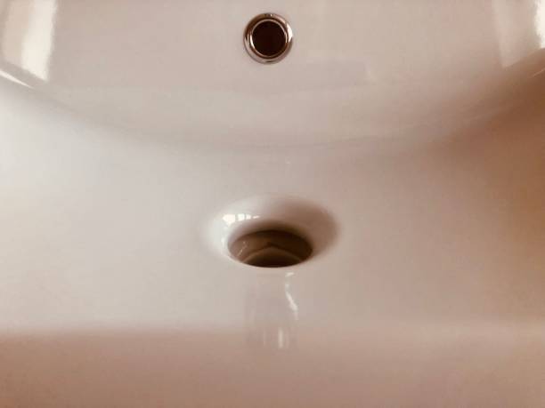 lavabo de grifo y en otra perspectiva - reflection on the water fotografías e imágenes de stock