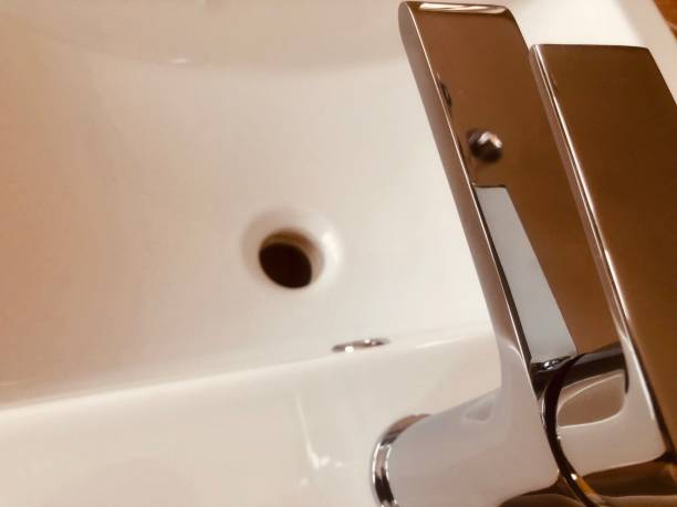 lavabo de grifo y en otra perspectiva - reflection on the water fotografías e imágenes de stock