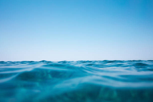 olas del mar - clear sky outdoors horizontal close up fotografías e imágenes de stock