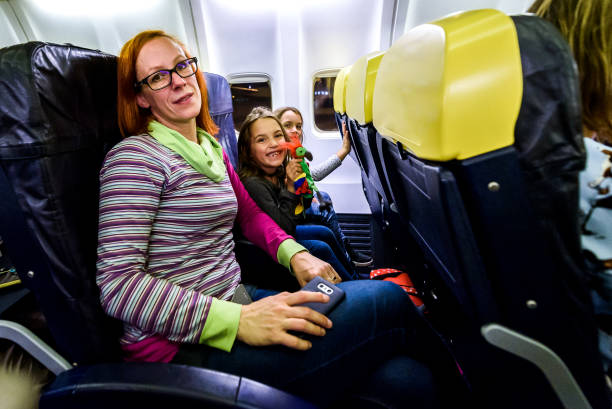 家族は民間航空機の本革シートに座って。 - commercial airplane airplane cabin passenger ストックフォトと画像