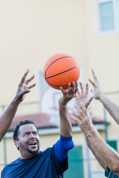 афро-американский человек и друзья достижения для баскетбола - basketball sport human hand reaching стоковые фото и изображения