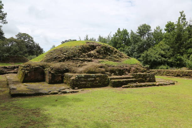 sitio arqueológico de iximche tecpan, guatemala - iximche fotografías e imágenes de stock