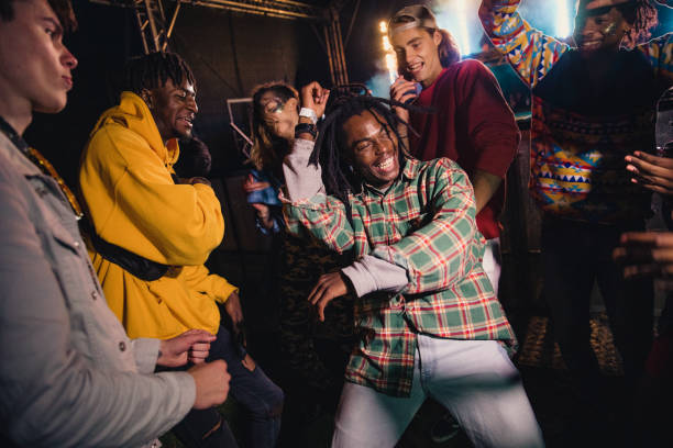 gedränge um ein breakdancer auf einem festival - b boy stock-fotos und bilder