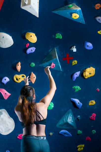 mięsień kobieta kobieta wspinaczka bouldering w sali treningowej - athlete sport starting line muscular build zdjęcia i obrazy z banku zdjęć