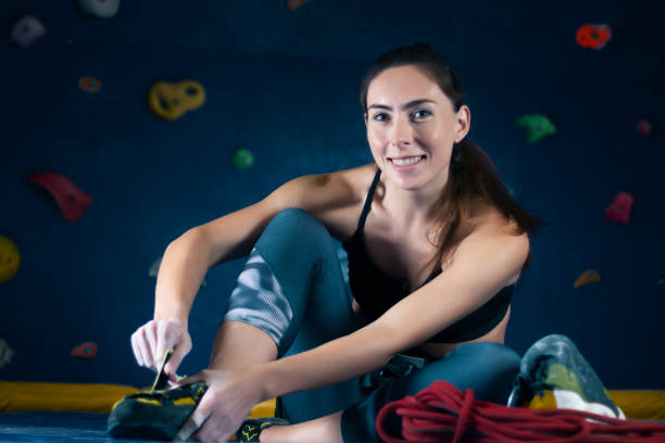 mięsień kobieta kobieta wspinaczka bouldering w sali treningowej - athlete sport starting line muscular build zdjęcia i obrazy z banku zdjęć