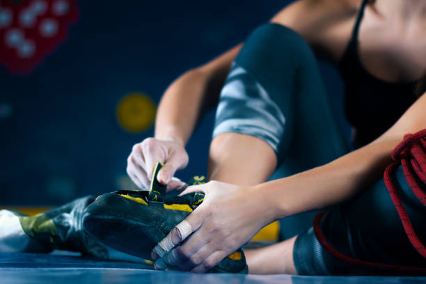 mięsień kobieta kobieta wspinaczka bouldering w sali treningowej - athlete sport starting line muscular build zdjęcia i obrazy z banku zdjęć