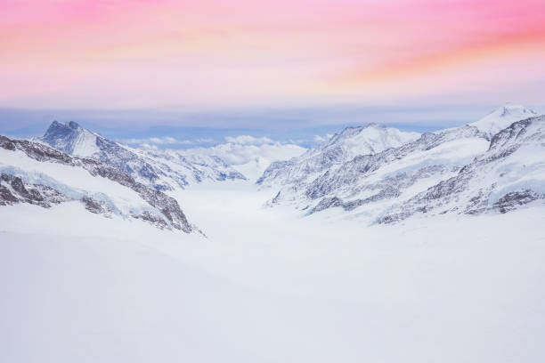 cime innevate del monte jungfrau nelle alpi bernesi sullo sfondo del cielo al tramonto nel colore pastello, svizzera - jungfraujoch jungfrau bernese oberland monch foto e immagini stock