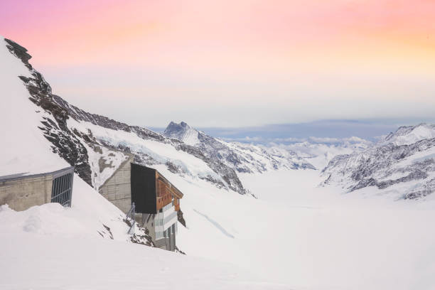 cumbres nevadas del monte jungfrau en los alpes berneses en el contexto de la puesta de sol cielo en el color pastel, suiza - monch fotografías e imágenes de stock