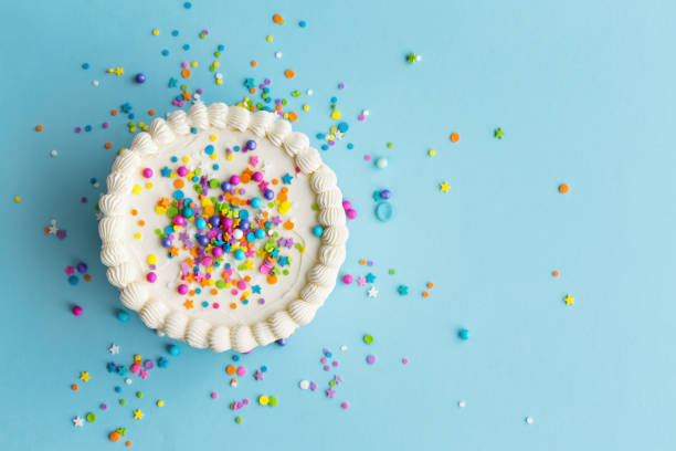 vista superior de la torta de cumpleaños colorido - hornear fotos fotografías e imágenes de stock