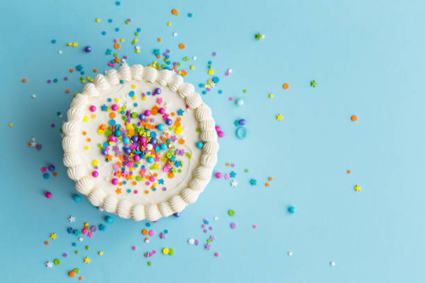 vista dall'alto della torta di compleanno colorata - buttercream foto e immagini stock