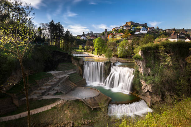 bosnie-herzégovine et du paysage - mostar bridge photos et images de collection