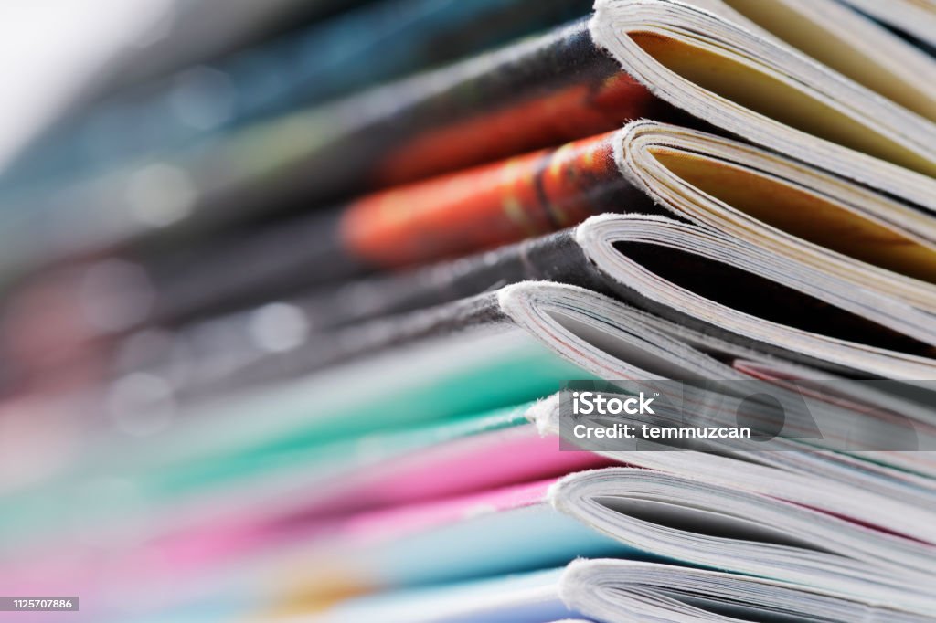 Photographie du gros plan d’une pile de vieux magazines - Photo de Magazine libre de droits