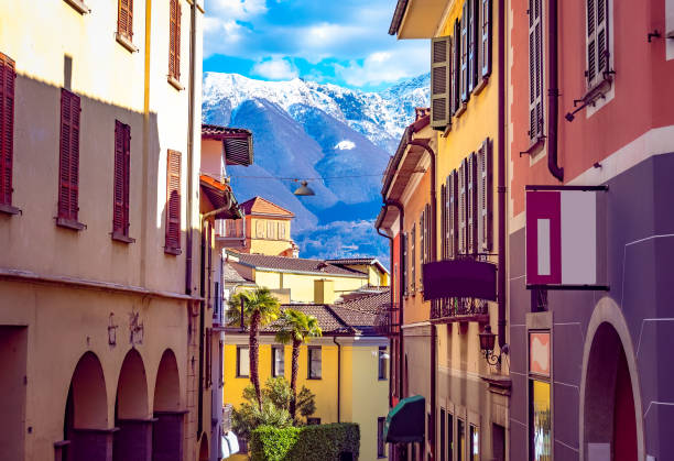 красивые фасады домов в центре локарно - locarno стоковые фото и изображения