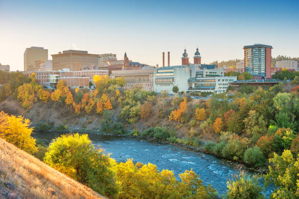 horizonte del centro washington de spokane y el río de spokane - spokane fotografías e imágenes de stock